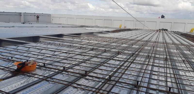 Tấm sàn Deck mang tính kinh tế và sự tiện dụng cao, dễ dàng lắp đặt thi công.